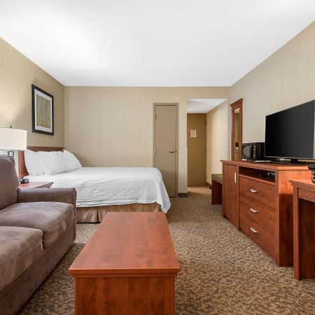 Clarion Hotel&Suites Brandon Esterno foto