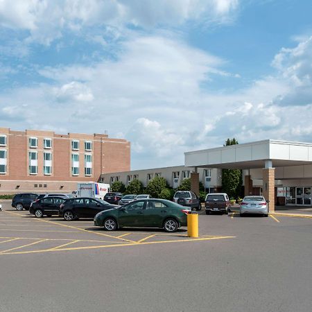 Clarion Hotel&Suites Brandon Esterno foto