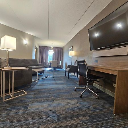 Clarion Hotel&Suites Brandon Esterno foto