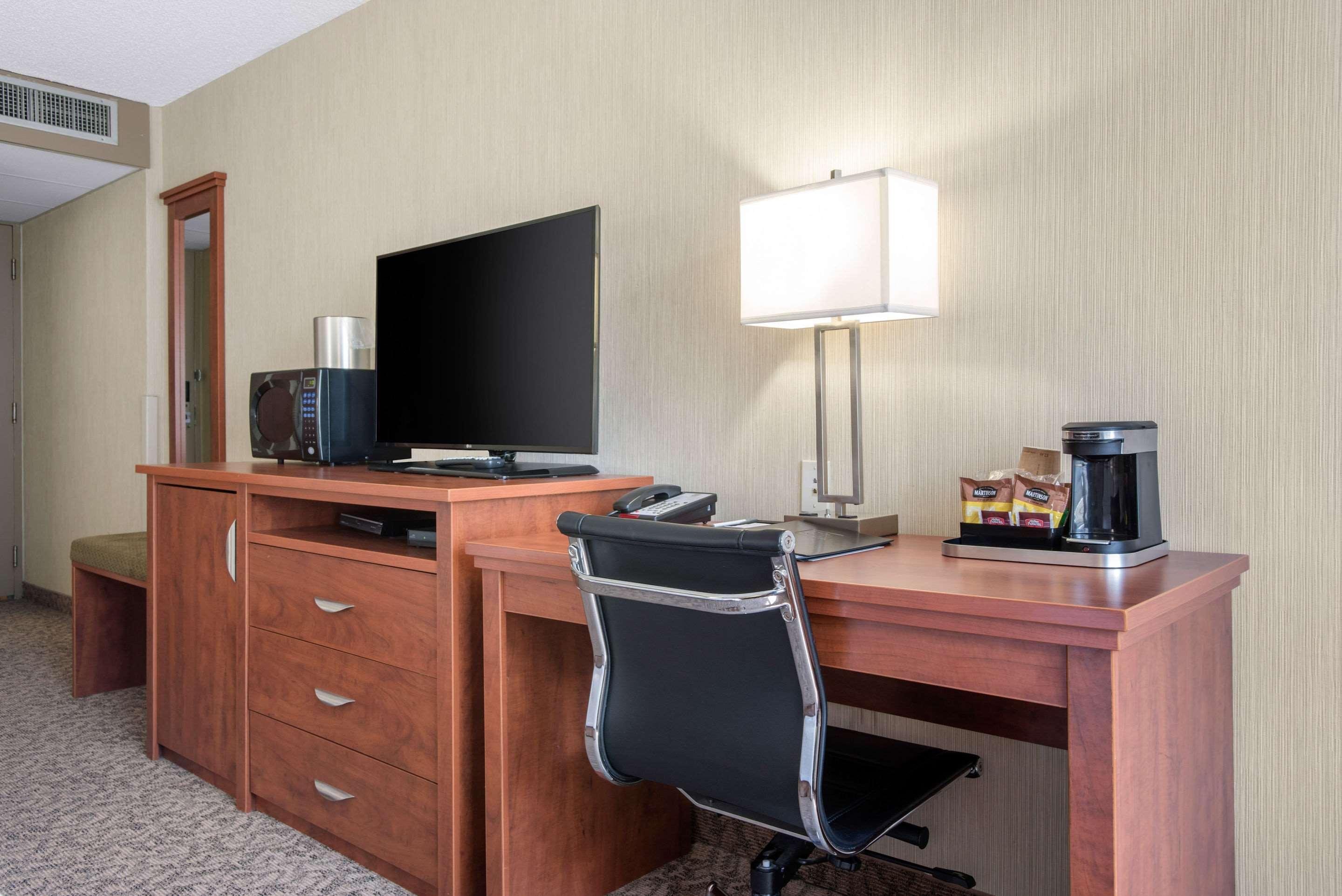 Clarion Hotel&Suites Brandon Esterno foto