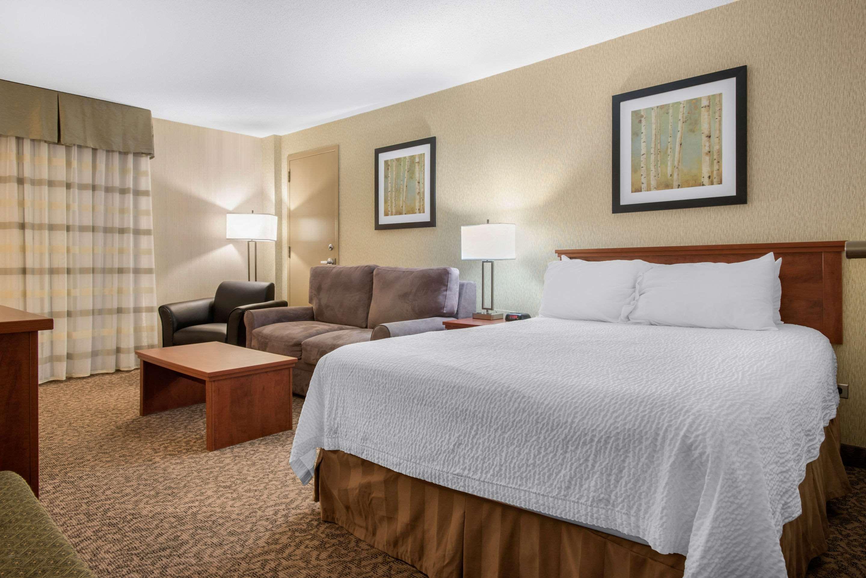 Clarion Hotel&Suites Brandon Esterno foto