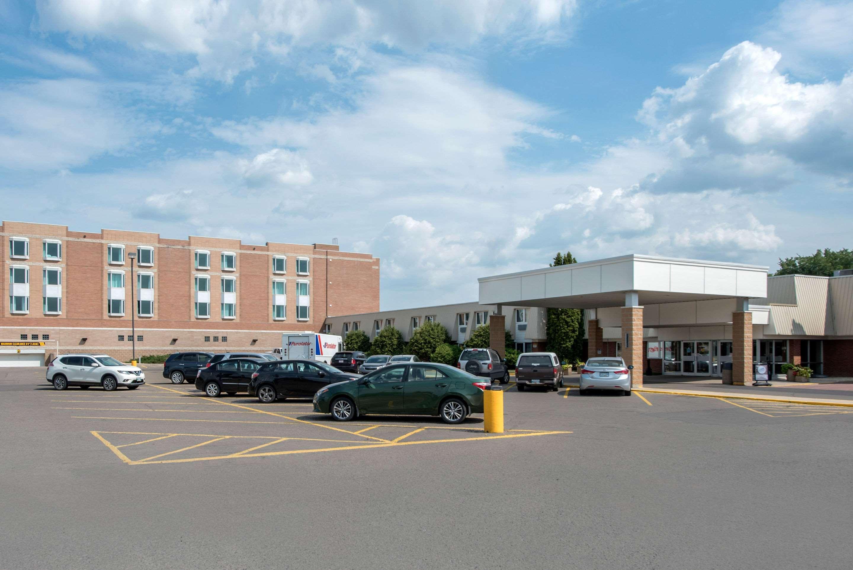 Clarion Hotel&Suites Brandon Esterno foto