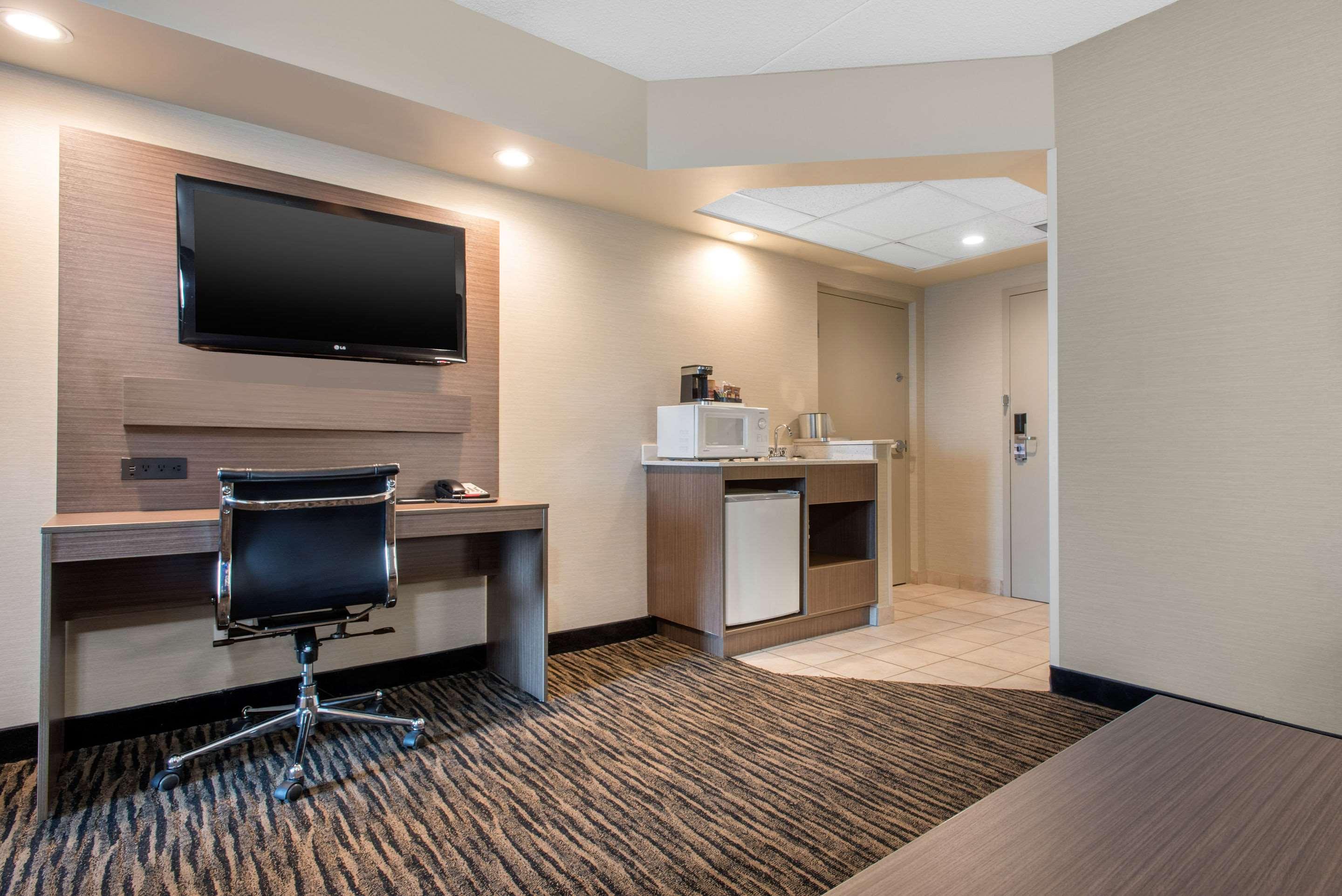 Clarion Hotel&Suites Brandon Esterno foto
