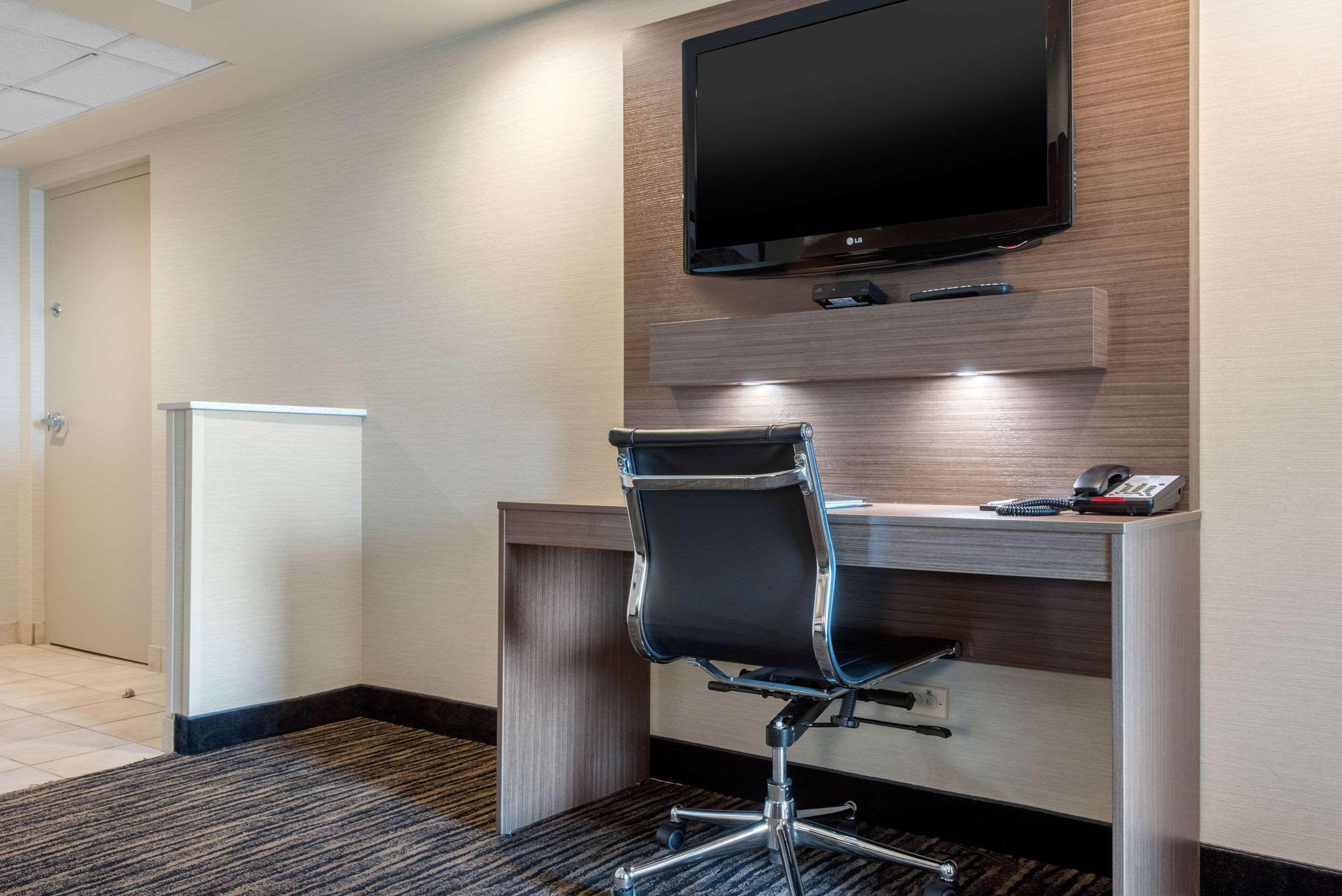 Clarion Hotel&Suites Brandon Esterno foto