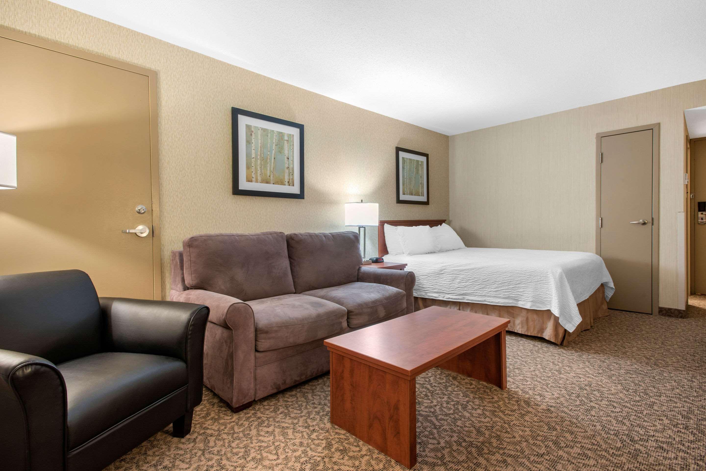 Clarion Hotel&Suites Brandon Esterno foto