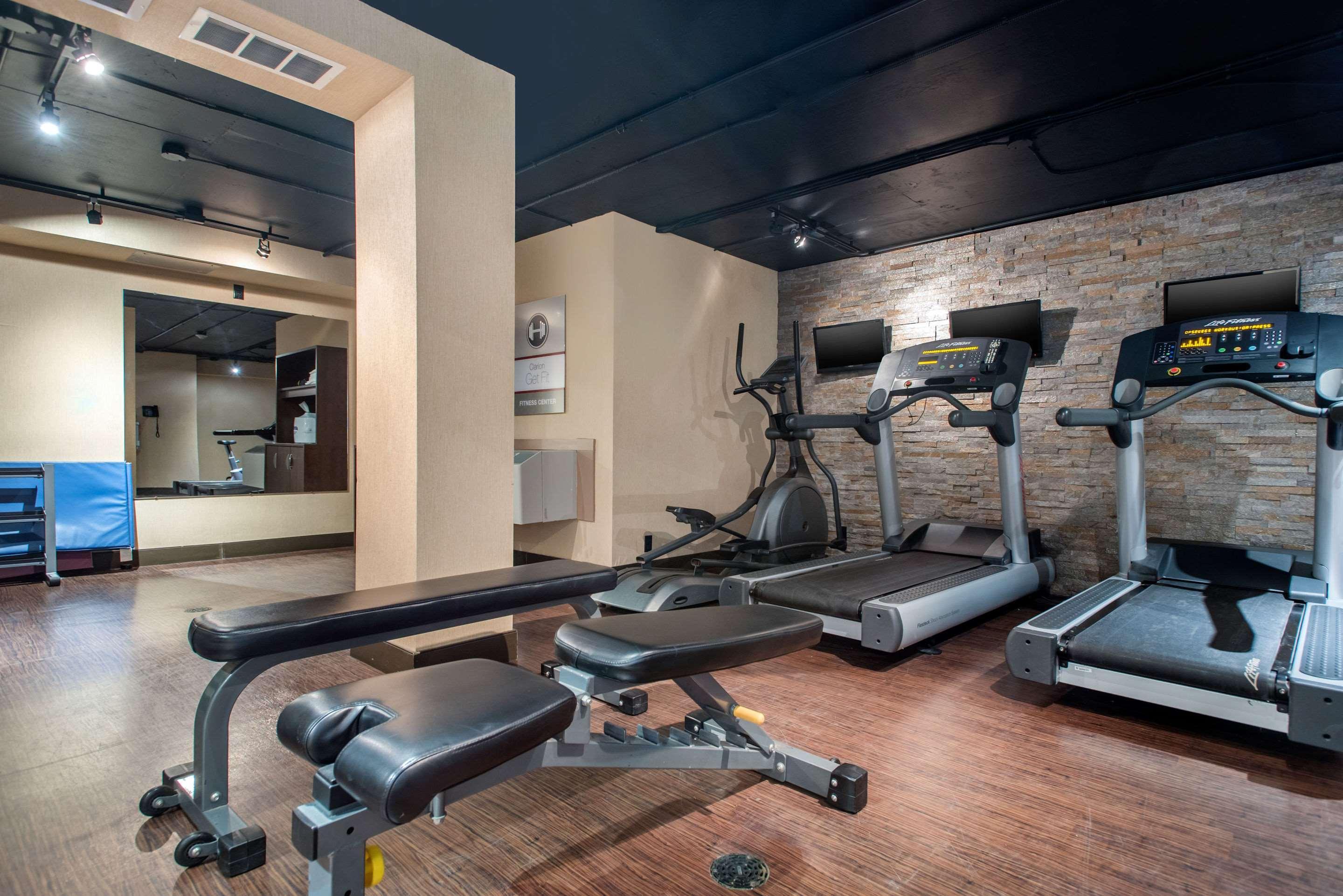 Clarion Hotel&Suites Brandon Esterno foto