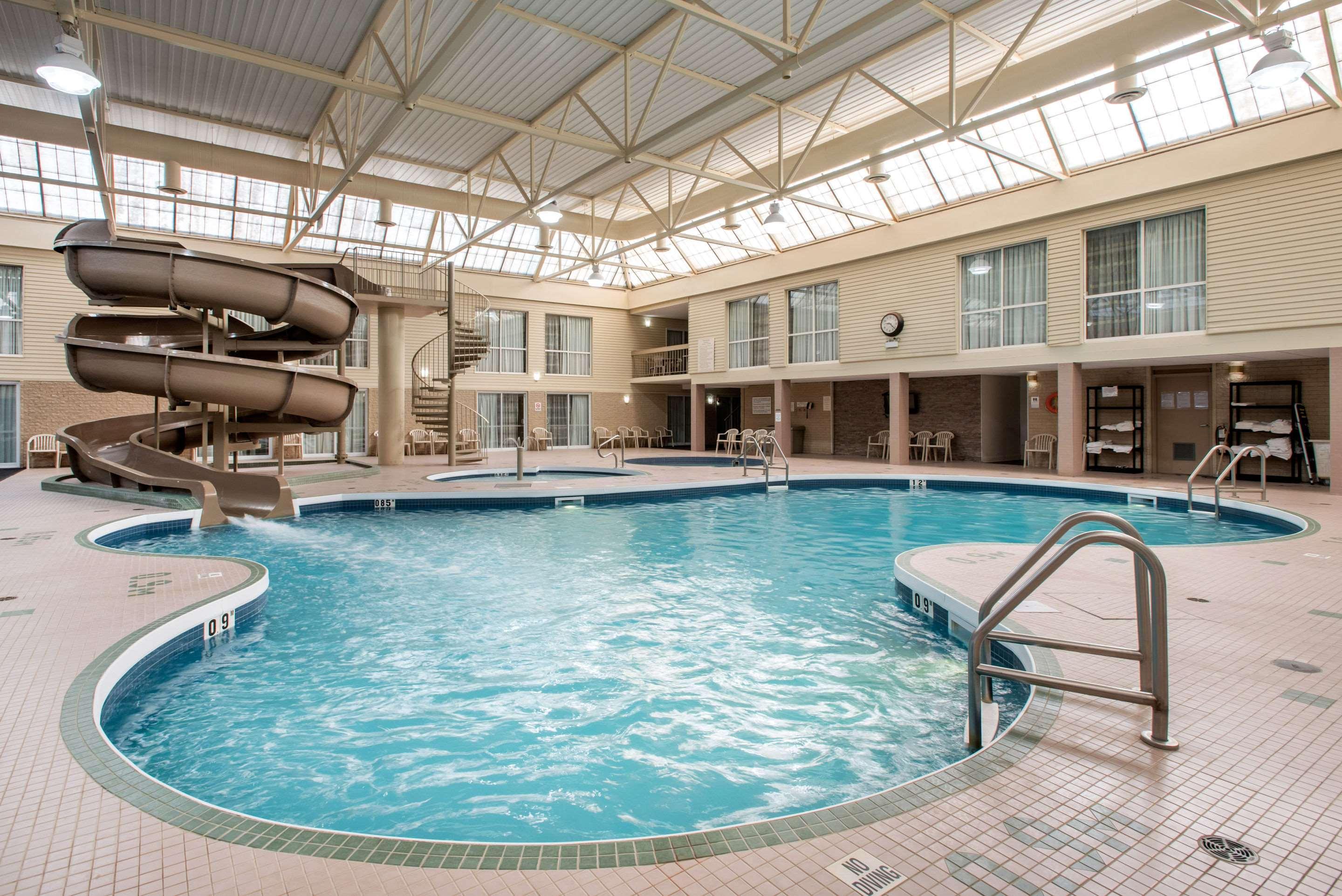 Clarion Hotel&Suites Brandon Esterno foto