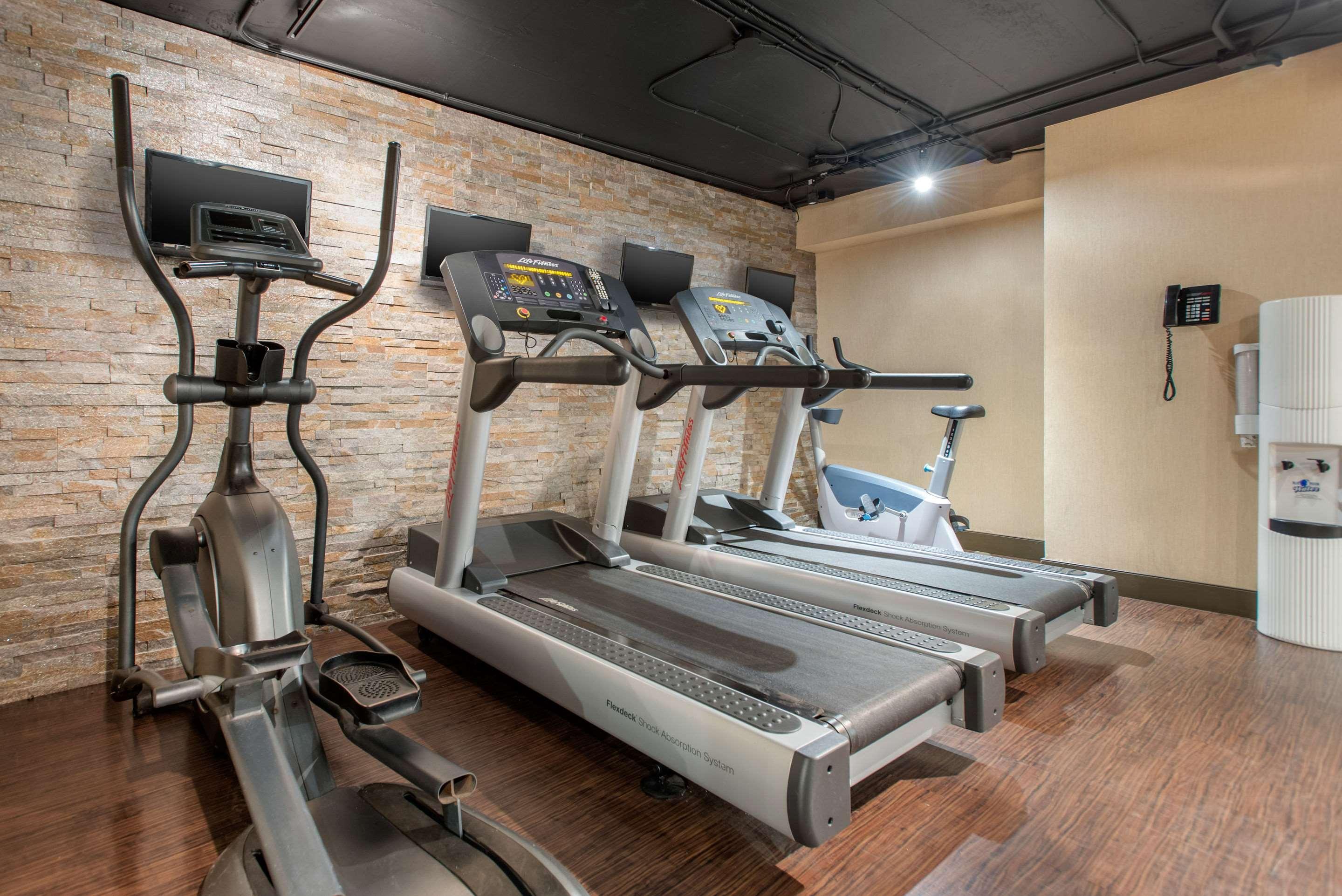 Clarion Hotel&Suites Brandon Esterno foto
