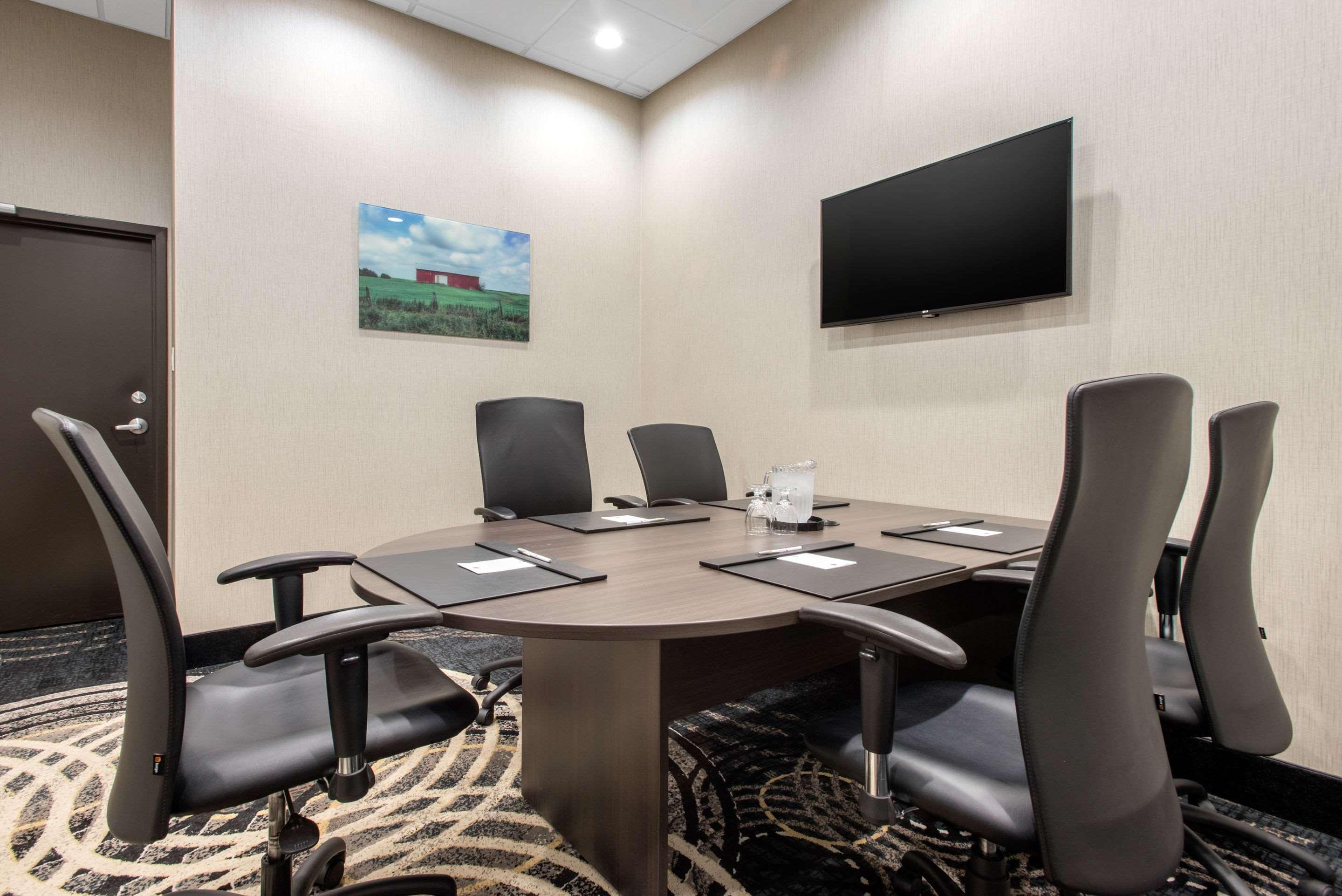 Clarion Hotel&Suites Brandon Esterno foto