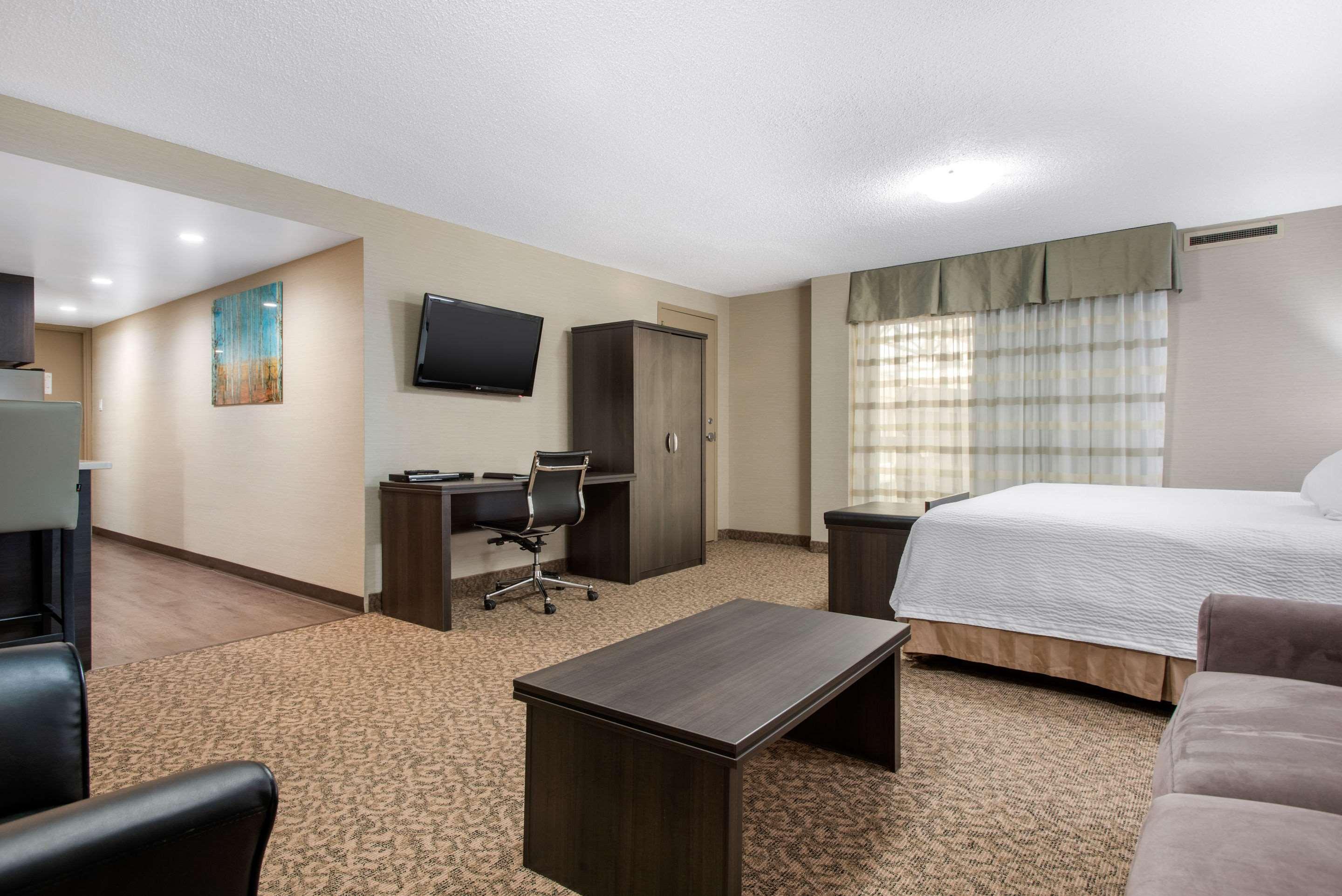 Clarion Hotel&Suites Brandon Esterno foto