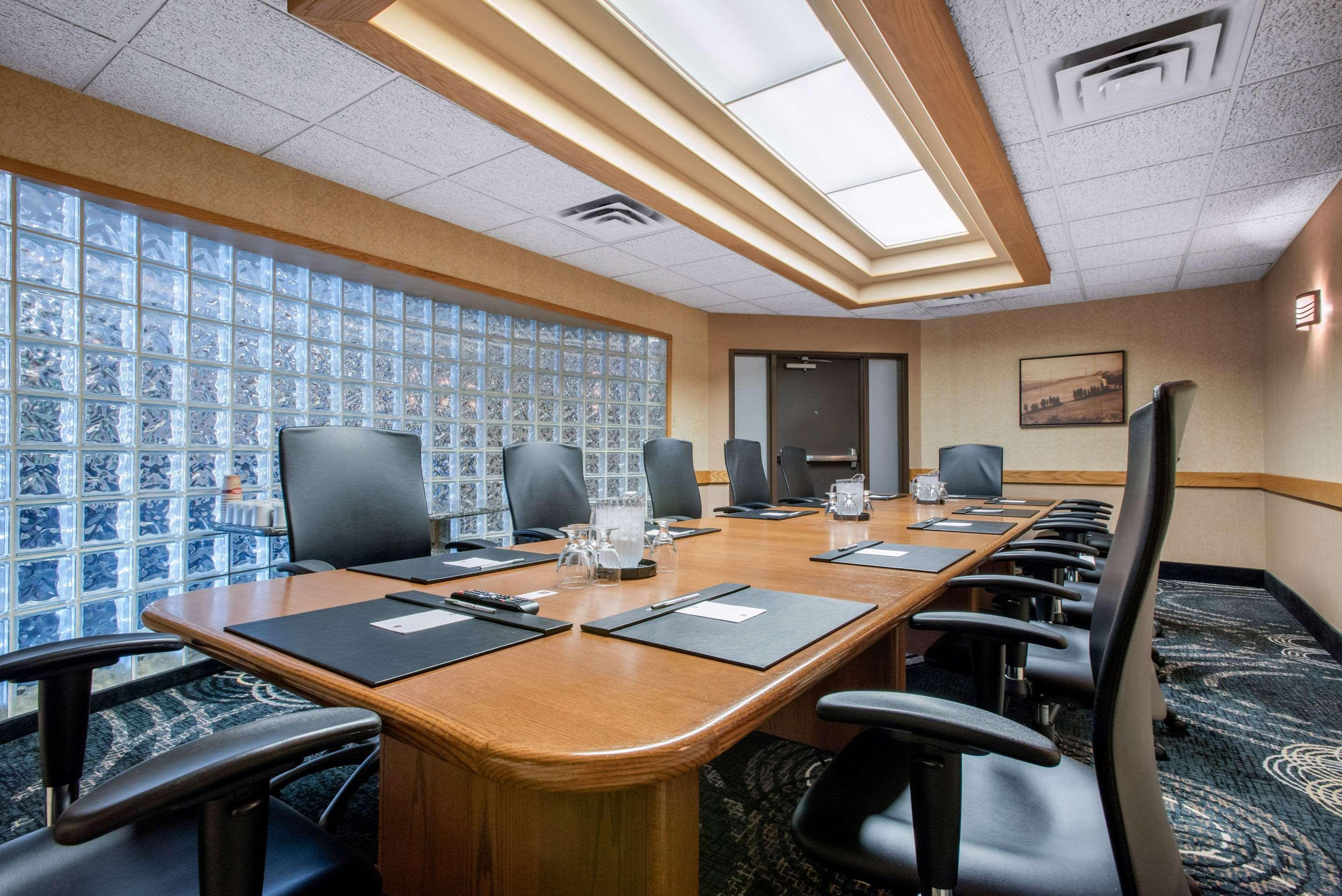 Clarion Hotel&Suites Brandon Esterno foto
