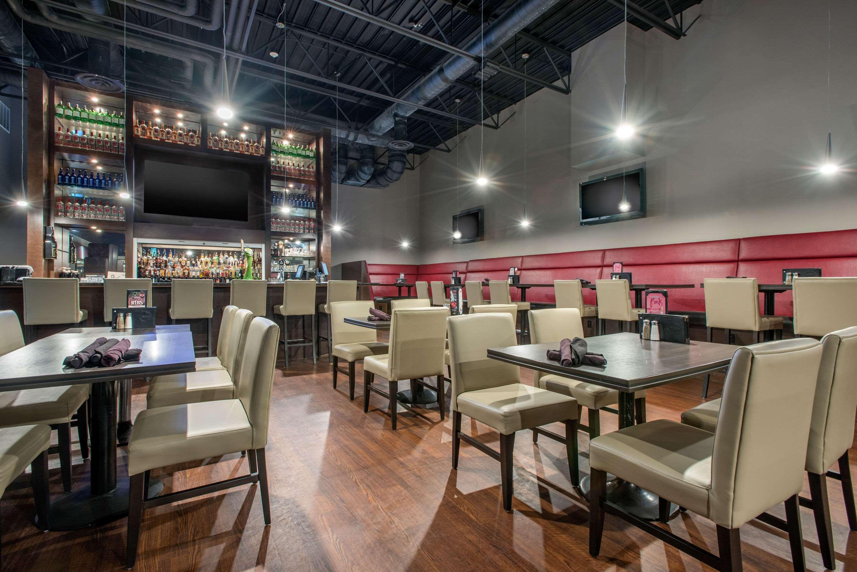 Clarion Hotel&Suites Brandon Esterno foto