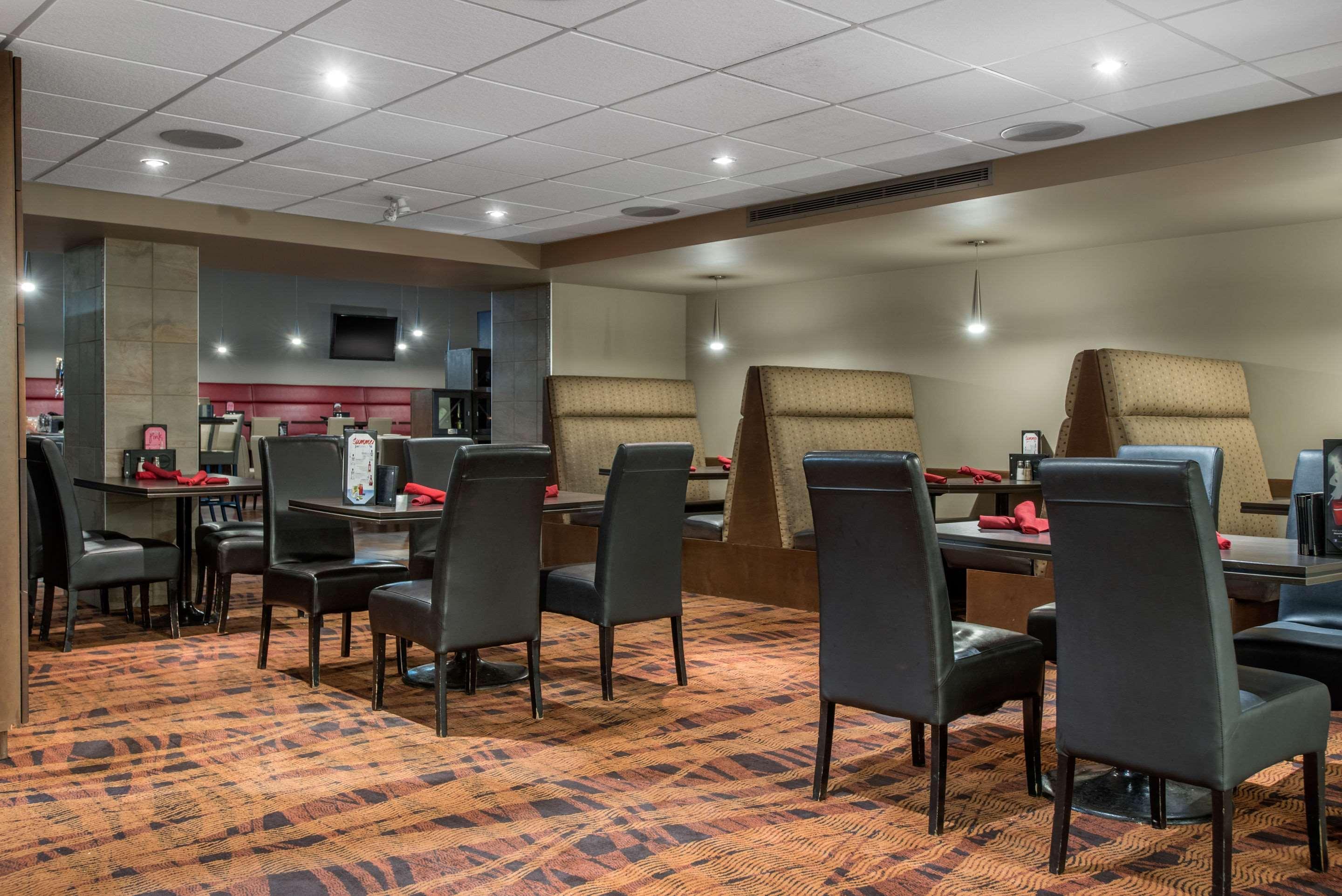 Clarion Hotel&Suites Brandon Esterno foto