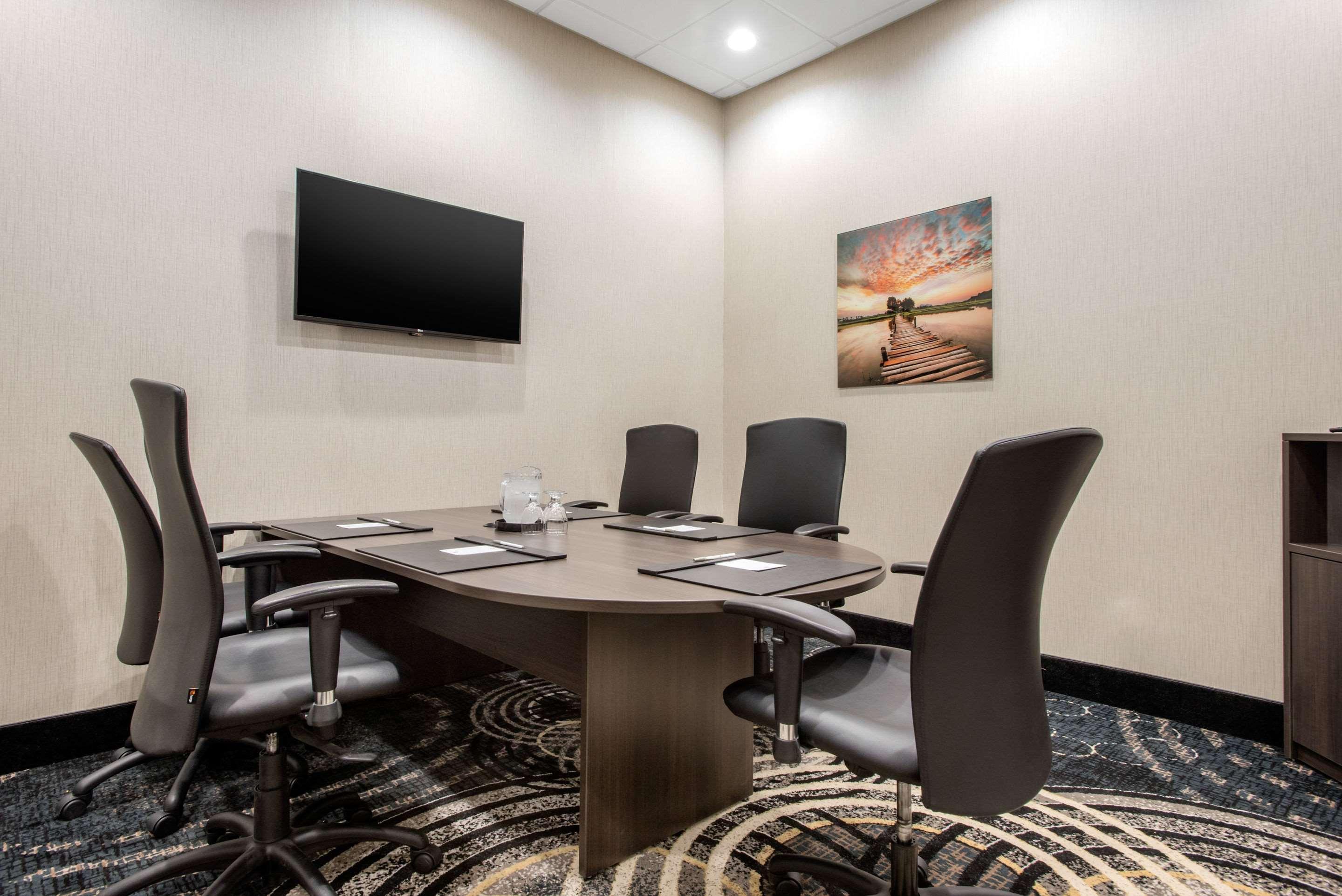Clarion Hotel&Suites Brandon Esterno foto