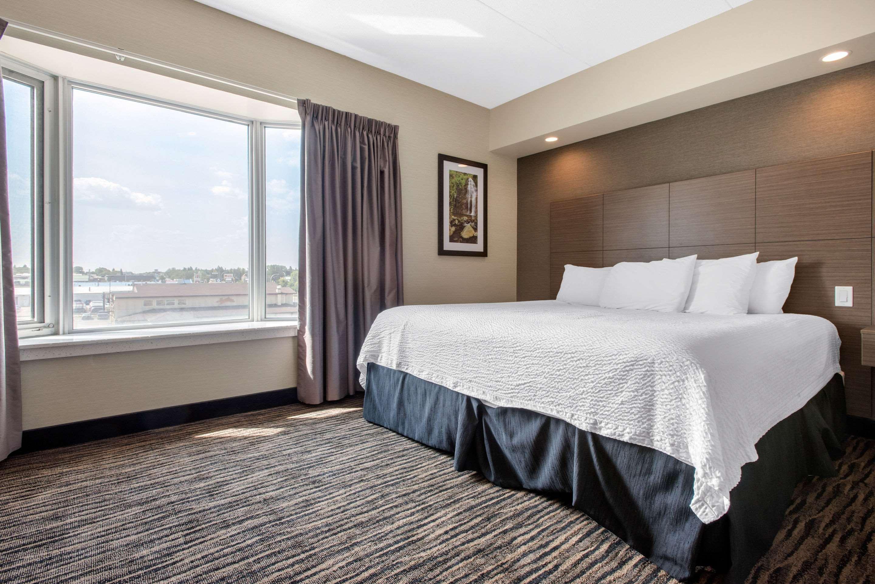 Clarion Hotel&Suites Brandon Esterno foto
