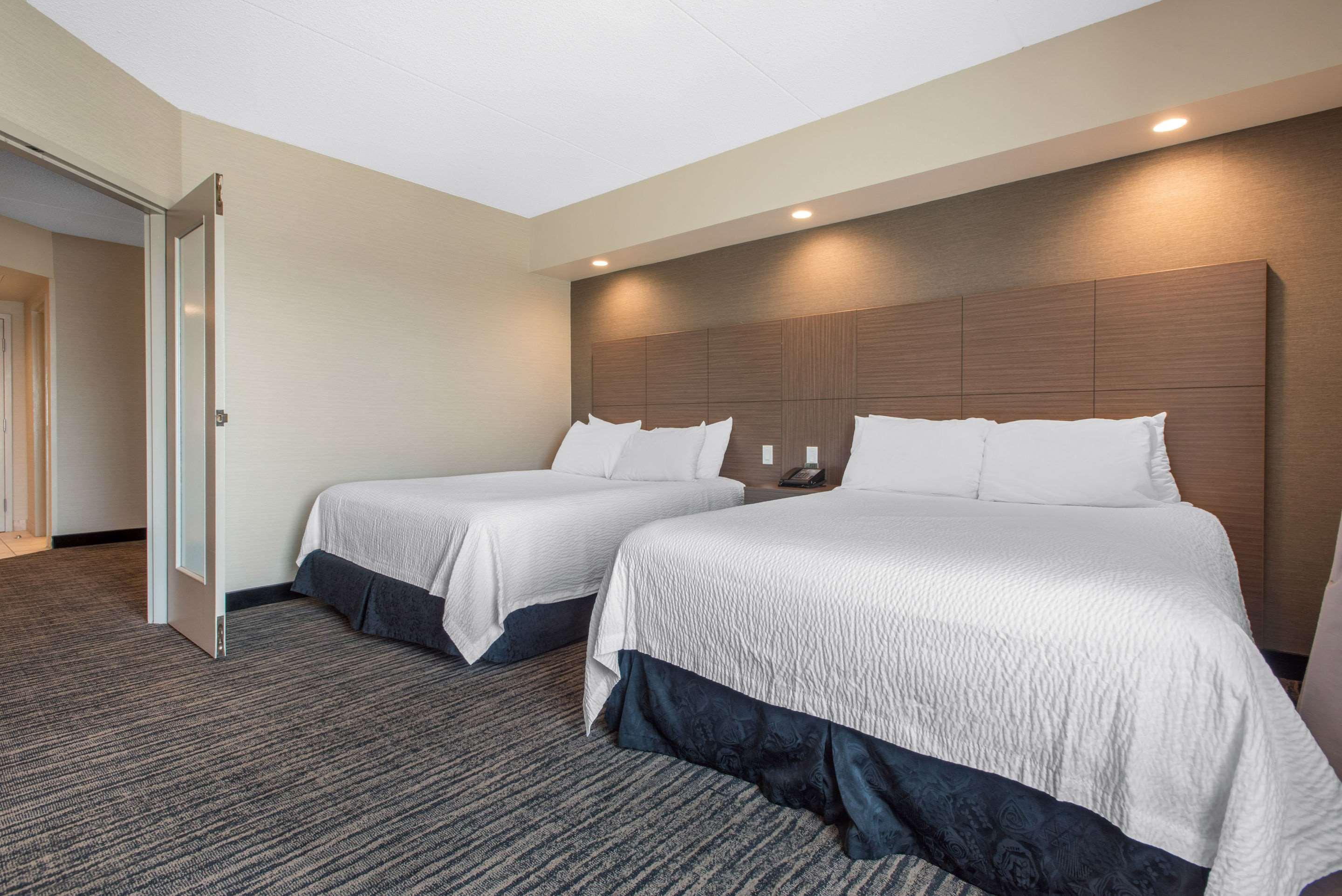 Clarion Hotel&Suites Brandon Esterno foto
