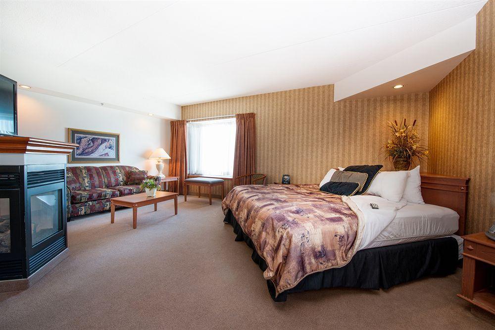 Clarion Hotel&Suites Brandon Esterno foto