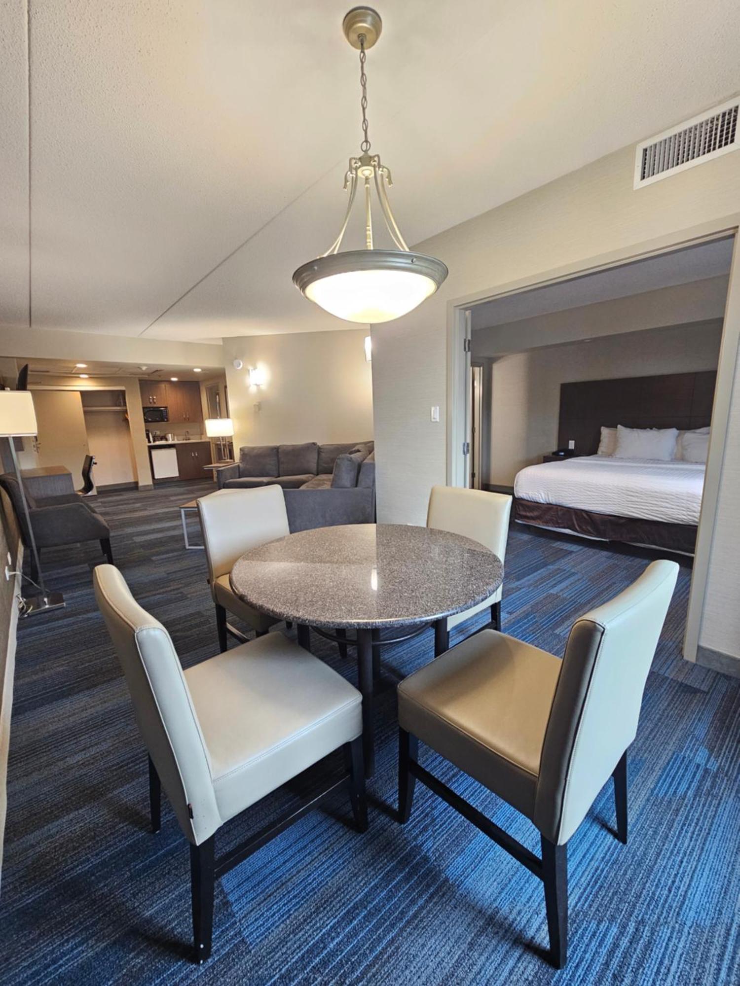 Clarion Hotel&Suites Brandon Esterno foto