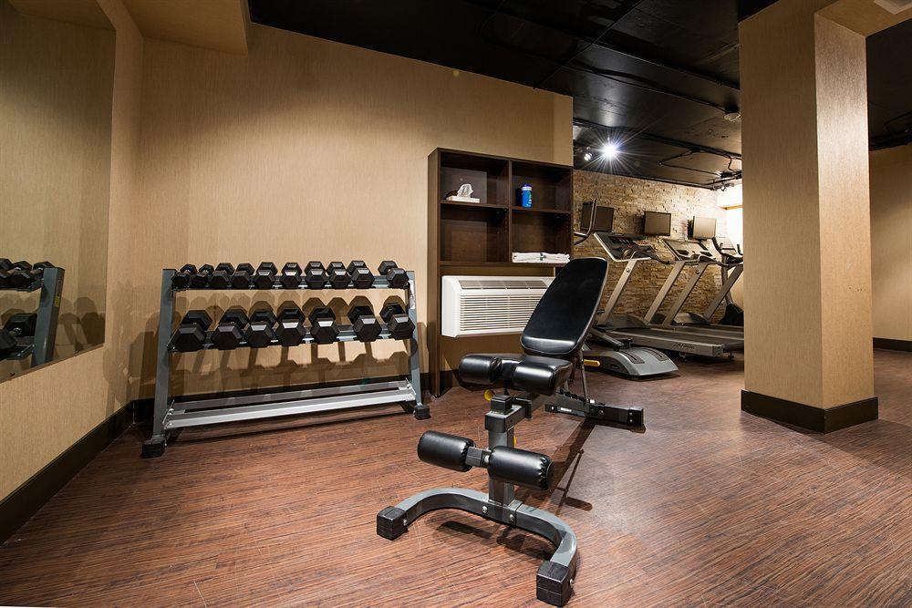 Clarion Hotel&Suites Brandon Esterno foto