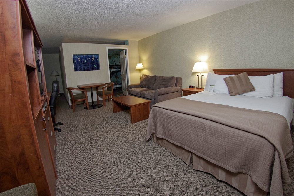 Clarion Hotel&Suites Brandon Esterno foto