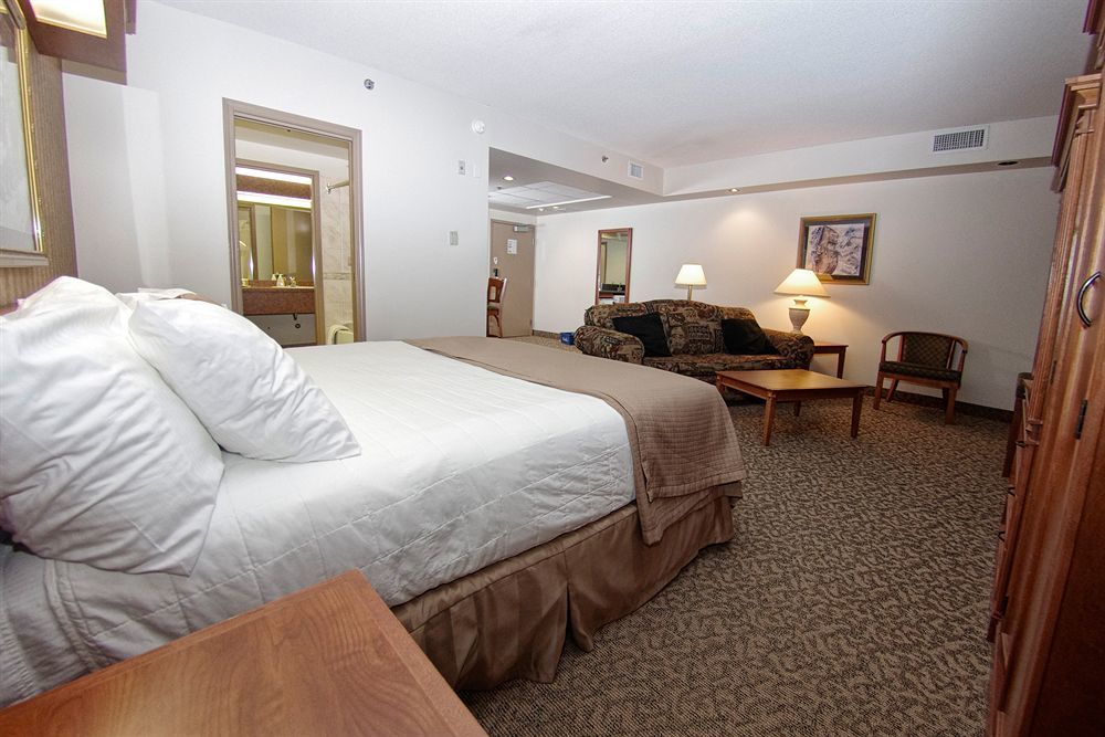 Clarion Hotel&Suites Brandon Esterno foto