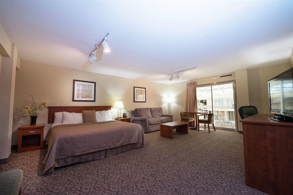 Clarion Hotel&Suites Brandon Esterno foto