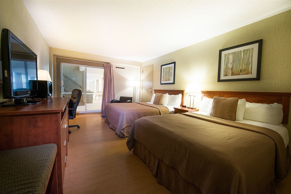 Clarion Hotel&Suites Brandon Esterno foto